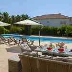 Meneou Seaside Mansion 7 ヴィラ ラルナカ