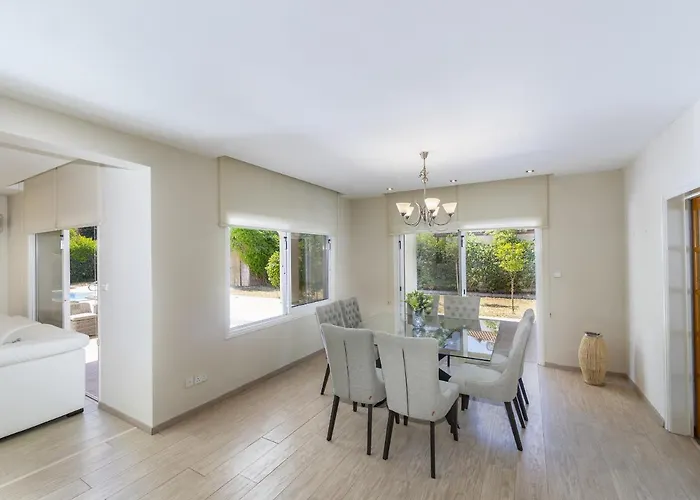 Meneou Seaside Mansion 7 ヴィラ ラルナカ